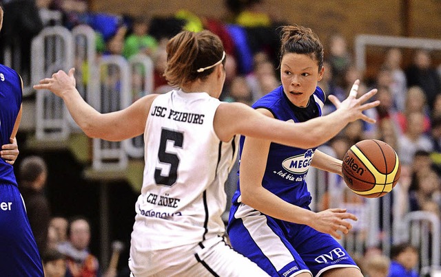 Anne Delafosse (blaues Trikot) spielte...en nicht mehr aktiven Charlotte Hre.   | Foto: Patrick Seeger