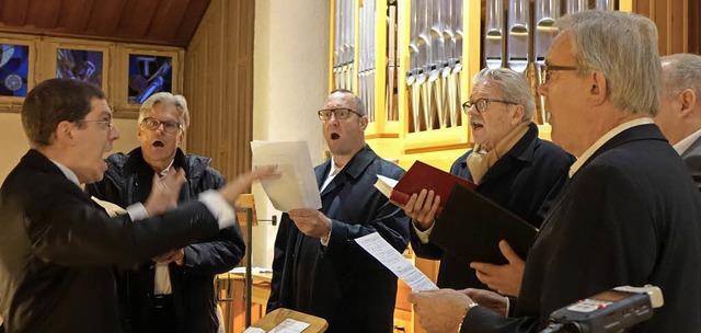 Der Chorleiter und Organist Giuseppe R...amm mit Gesngen zur Marienverehrung.   | Foto: Roswitha Frey