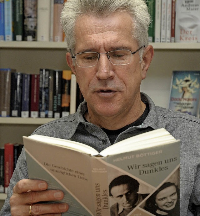 Der Literaturkritiker Helmut Bttiger in der Stadtbcherei  | Foto: ounas