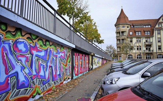 Neben &#8222;Offenburgs ltester Graff... im Hintergrund das aktuelle Gebude.   | Foto: Trauden
