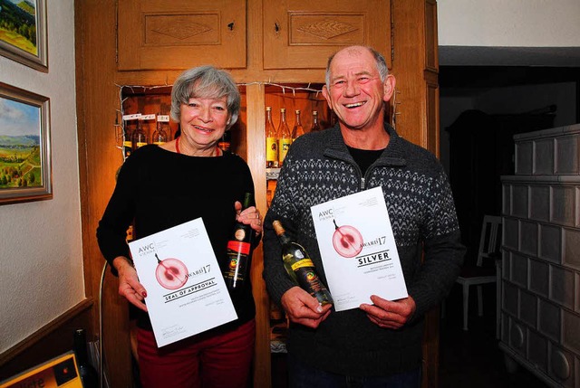 Sabine und Dieter Rsch sind stolz auf ihre prmierten Weine.  | Foto: Sedlak