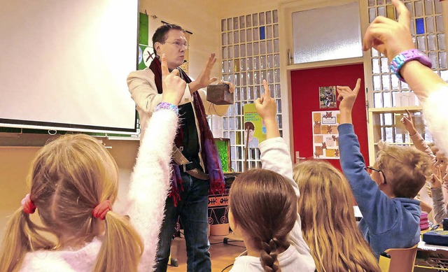 Kinderbuchautor Tino war bei Grundschlern in Wiechs zu Gast.  | Foto: Lea Rollbhler