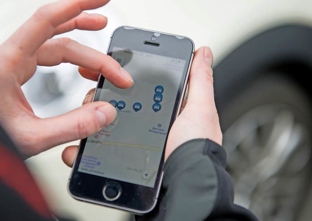 Apps untersttzen Autofahrer unter and...avigation und bei der Parkplatzsuche.   | Foto: Karolin Krmer (dpa)