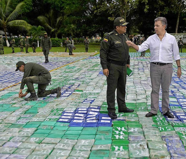 Prsident  Juan Manuel Santos (rechts)...infund, der eine ganze Wiese bedeckt.   | Foto: dpa