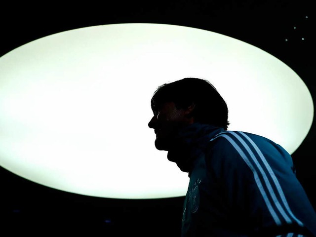 Bundestrainer Joachim Lw geht nach einer Pressekonferenz vom Podium.   | Foto: dpa