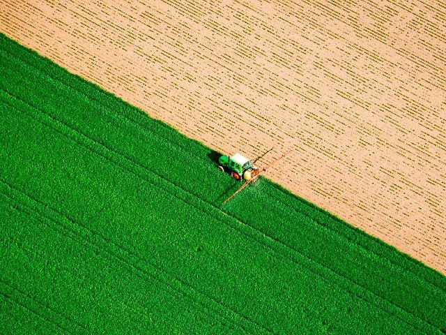 Ein Landwirt bestellt in Niedersachsen sein Feld.   | Foto: DPA