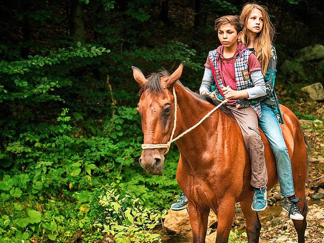 Tibi (Hagi Lacatus) hilft Nelly (Flora Li Thiemann) bei der Flucht.  | Foto: dpa