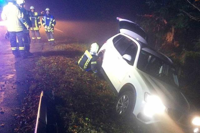 Auto rutscht von der Strae in instabile Lage am Abhang