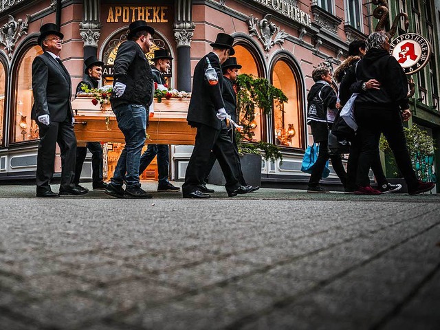 Ein Trauerzug von Demonstranten zieht ...ten Apotheke&#8220; in Bottrop vorbei.  | Foto: Staruch Fabian