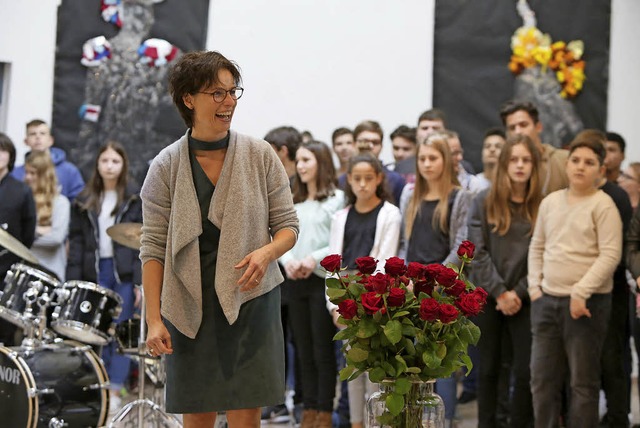 Rote Rosen fr die neue Schulleiterin  Angelika Philipzen   | Foto: Christoph Breithaupt