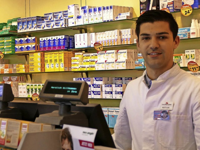 Apotheker Maximilian Rottler stellt auch Rezepturen aus Heilpflanzen  her.  | Foto: Susanne Mller