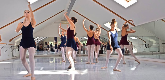 Seit Monaten wird in der Ballettschule...groen Auftritt im Brgerhaus geprobt.  | Foto: Beatrice Ehrlich