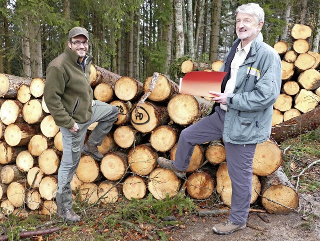 Zwei Forstleute zeigen sich zufrieden:...schen Boll und der Bundesstrae315 ab.  | Foto: Stefan Limberger-Andris