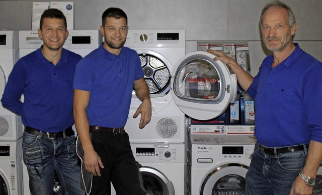 Die drei von den Waschmaschinen:  Mari...rikate und Modelle in- und auswendig.   | Foto: Rolf Reimann