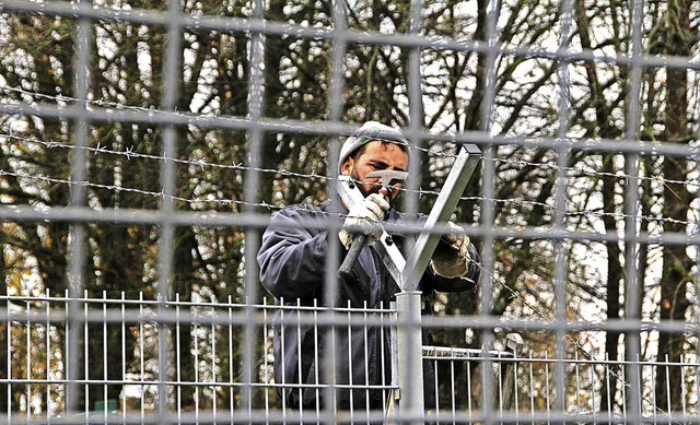 Zaun hinter Zaun und Stacheldraht: Ein...ht. Die Manahme kostet 150000 Euro.    | Foto: Gnter Vollmer