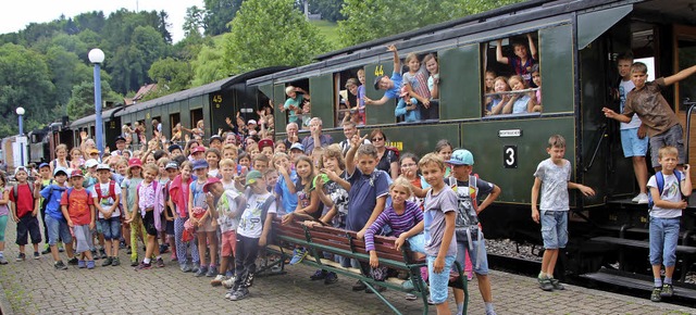 Beliebt bei allen: Auch Schulen  nutzen die Museumsbahn fr ihre Ausflge.   | Foto: Reinhard Cremer