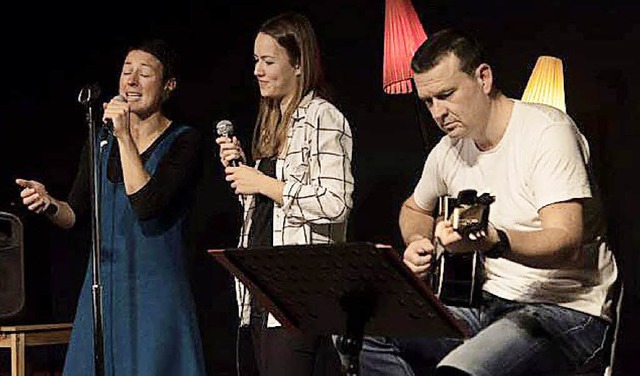 Steffi Lais, Vera Steinebrunner und  D...it schnen Stimmen und Gitarrenklang.   | Foto: Hannah Steinebrunner