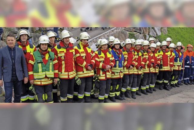Neue Einsatzjacken für die Freiwillige Feuerwehr