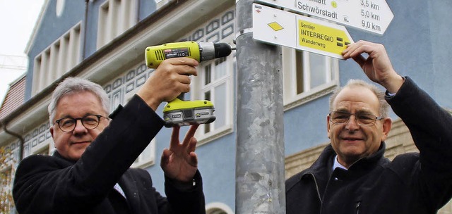 Guido Wolf und Georg Keller befestigen...etzte Wegmarkierung an der Rheinbrcke  | Foto: Rolf Reimann