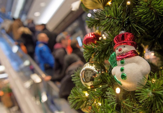 Vorweihnachtszeit ist  Einkaufszeit, d...llt, keine geffneten Lden  braucht.  | Foto: Tim Brakemeier/dpa