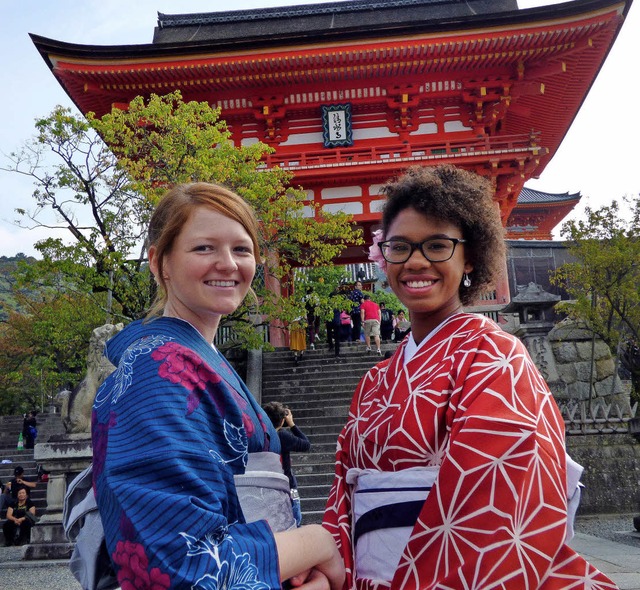 Die beiden Franzsinnen Anne Crouzet (...nos vor dem Kiyomizu-Tempel in Kyoto.   | Foto: dpa