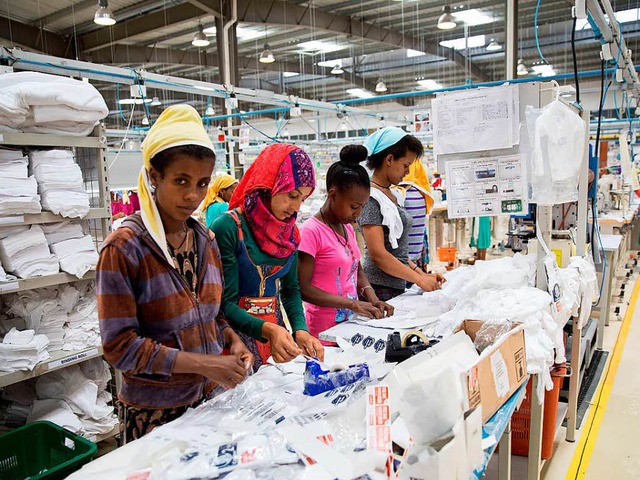Arbeiterinnen nhen  in Addis Abeba in einer modernen Textilfabrik Kinderwsche.  | Foto: dpa