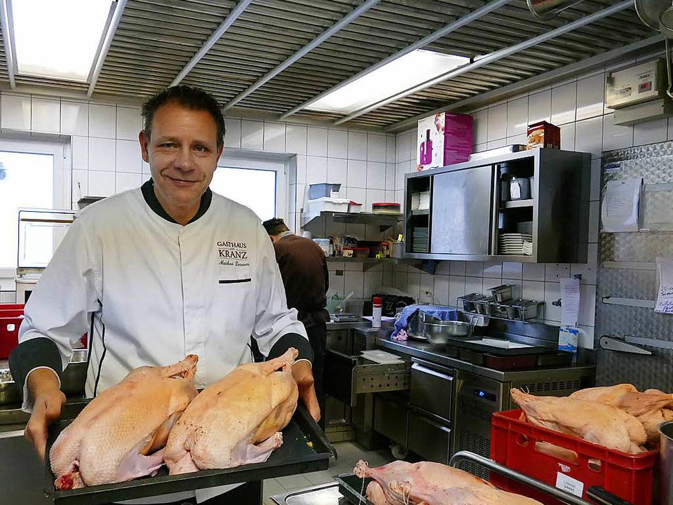 Markus Dorner vom Gasthaus Kranz bietet die traditionelle Martinsgans an.  | Foto: Jannik Jrgens