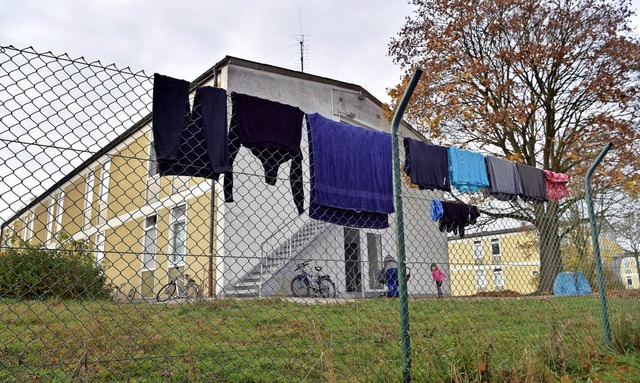 ARCHIV- Kleidungsstcke hngen am 06....unfts- und Rckfhrungseinrichtung fr  | Foto: picture allianz;dpa/Peter Kneffel
