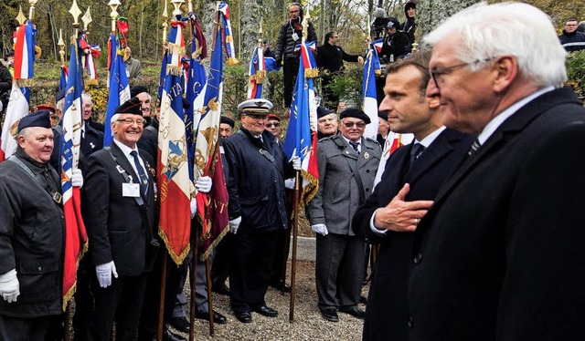 Veteranen zeigen am Freitag bei der Ei...l Macron und Frank-Walter Steinmeier.   | Foto: afp