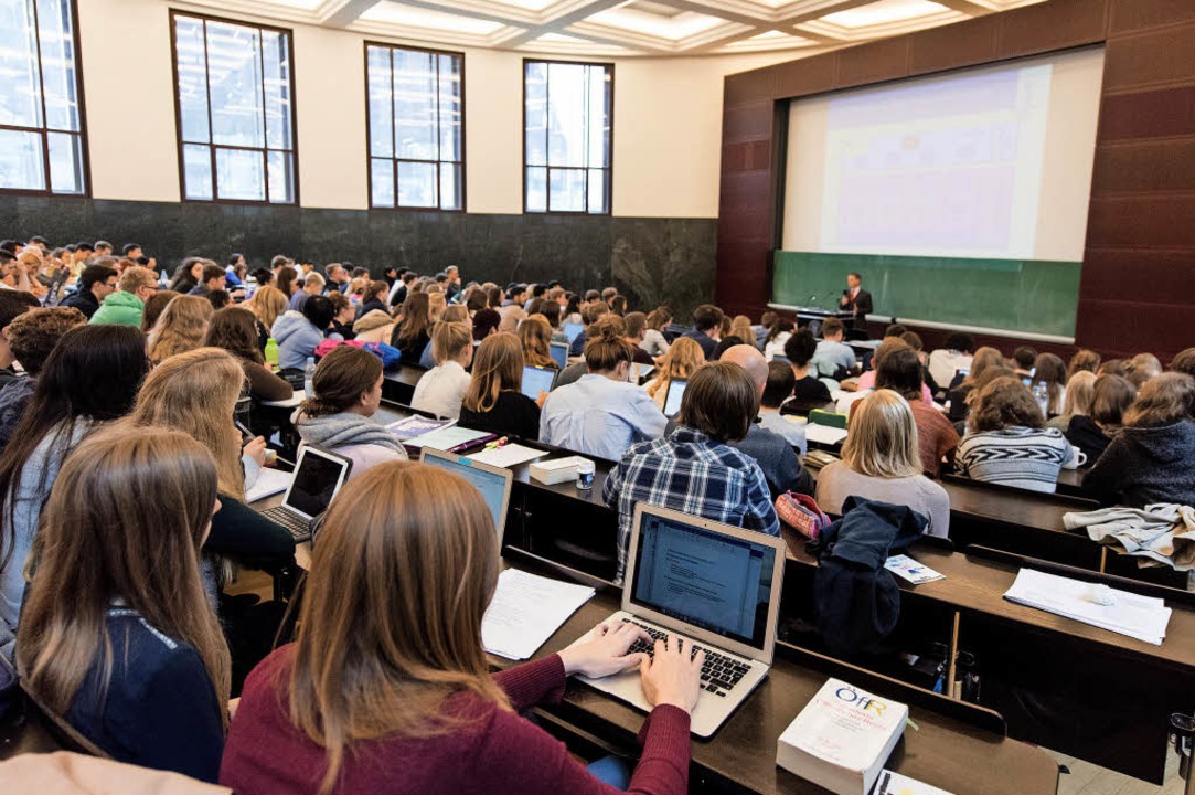 Studenten aus Nicht-EU-Ländern (das Fo...ch von den neuen Gebühren abschrecken.  | Foto:  DPA