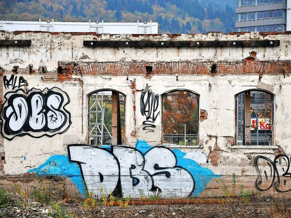 Impression vom Baugebiet Freiburger Gü...hof, Wand einer ehemaligen Güterhalle.  | Foto: Jens Kitzler