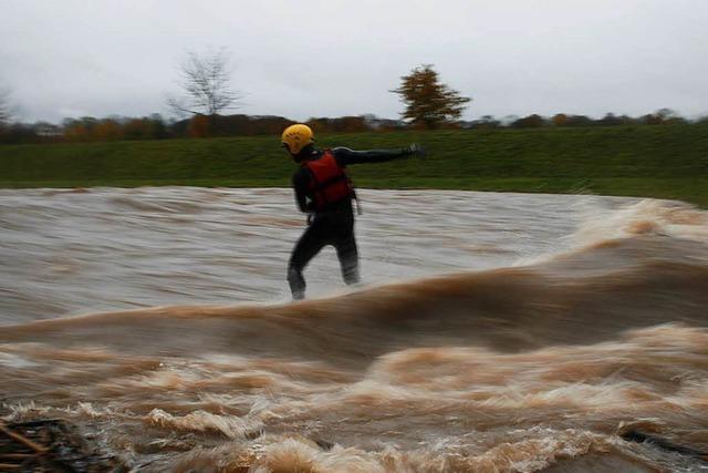 Mnner surfen auf der wilden Elz bei Emmendingen