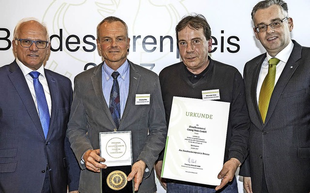 Bundesehrenpreis fr Elztalbrennerei: ...weiter von links) und Alexander Hess.   | Foto: DLG