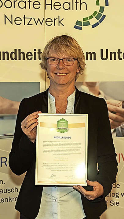 Ute Kaatz, Gesundheitscoach  der Werne...ichnung fr das Unternehmen entgegen.   | Foto: Jrgen Schwarz