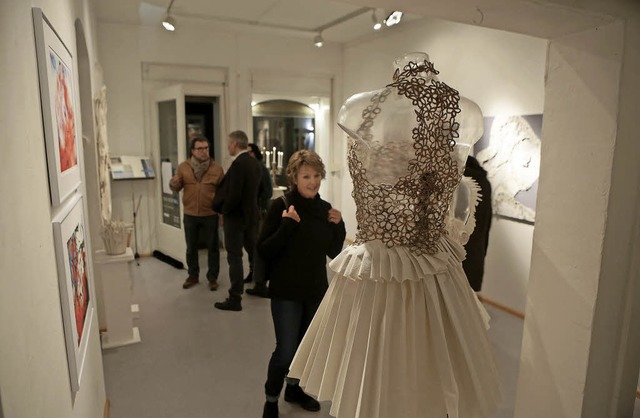 Originell: Ein Kleid aus Tapetenpapier in der Ausstellung   | Foto: Christoph Breithaupt