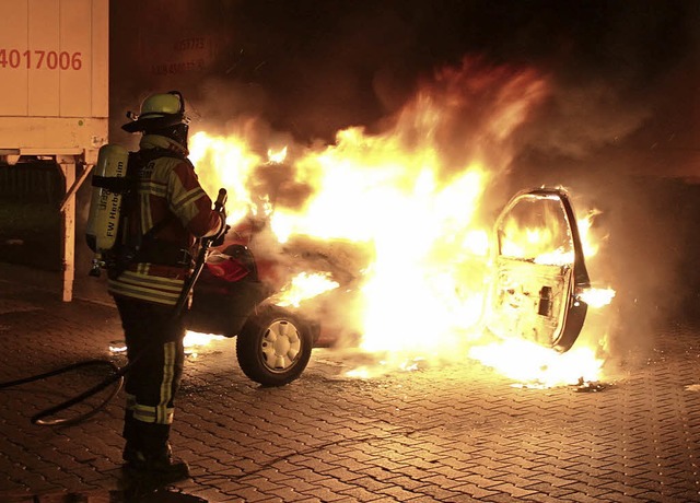 Auto in Flammen: Etwa anderthalb Stund...Einsatz, um den Pkw-Brand zu lschen.   | Foto: Feuerwehr Herbolzheim