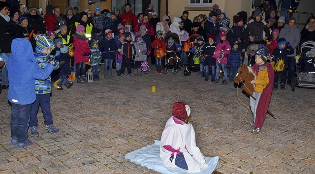 Wyhl. Die Kindergartenkinder bei der Auffhrung des Martinsspiel.  | Foto: Roland Vitt