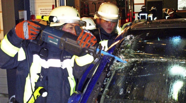 Die Feuerwehr bei der Menschenrettung aus einem Auto    | Foto: Schleer