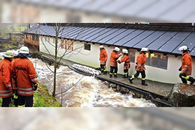 Feuerwehr kämpft gegen Wassermassen