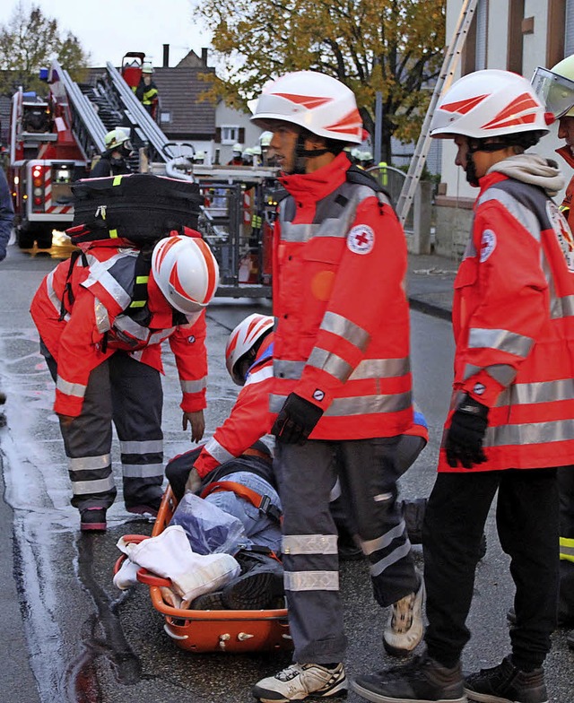 Ringsheimer Feuerwehr probt den Ernstf...222;Verletzte&#8220; geborgen werden.   | Foto: Adelbert Mutz
