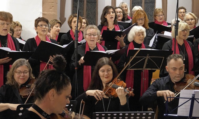 Begleitet wurde der Frauenchor vom eig...n Anlass gebildeten Sinfonieorchester.  | Foto: Hartenstein