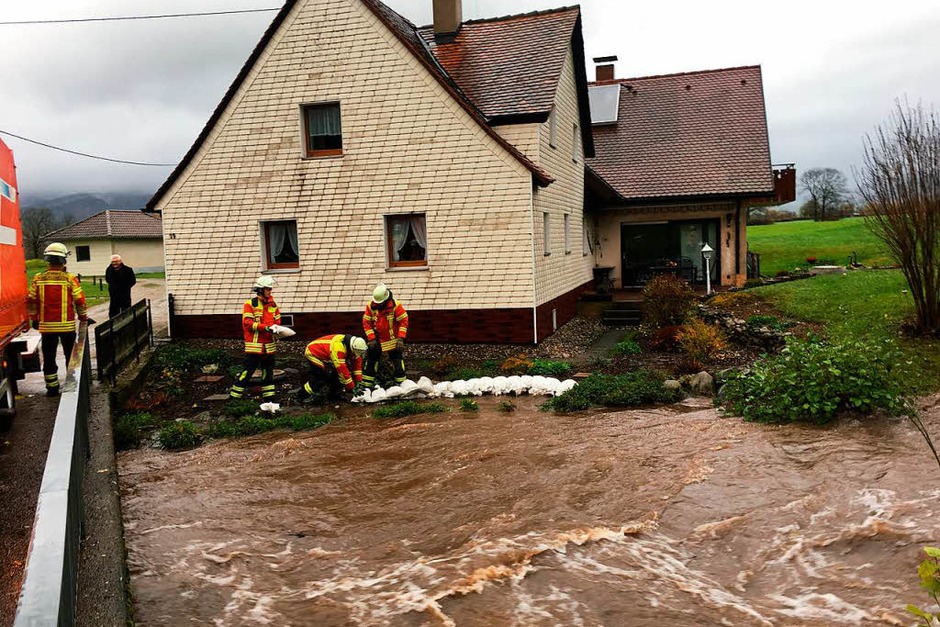Mit Sandsäcken schützten die Helfer Häuser vor den Wassermassen. (Foto: Feuerwehr Kirchzarten) Mit Sandsäcken schützten die Helfer Häuser vor den Wassermassen. (Foto: Feuerwehr Kirchzarten)