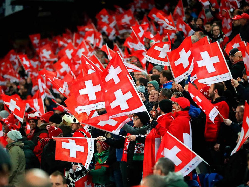 Gute Laune bei den Fans in Basel.  | Foto: dpa