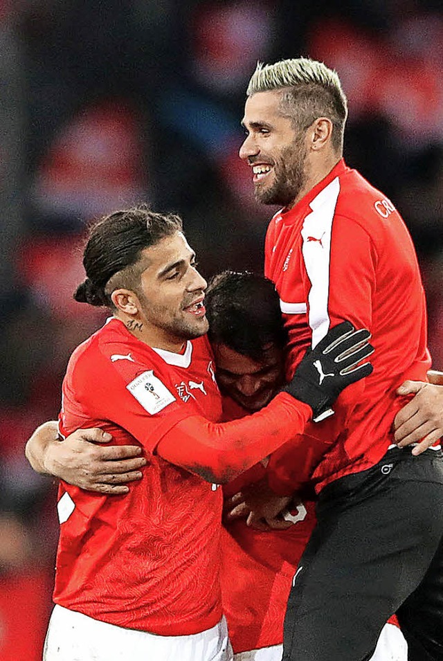 Die Schweizer Spieler (von links) Rodriguez, Xhaka und Behrami freuen sich.   | Foto: dpa