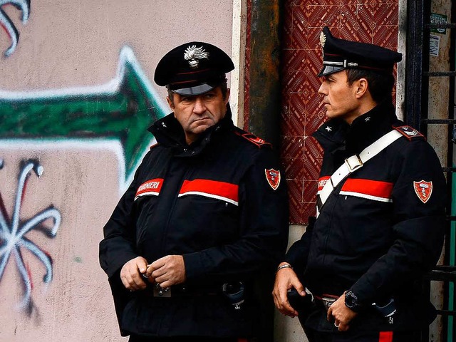Zwei Polizisten am Rande einer Demonstration in Ostia   | Foto: afp