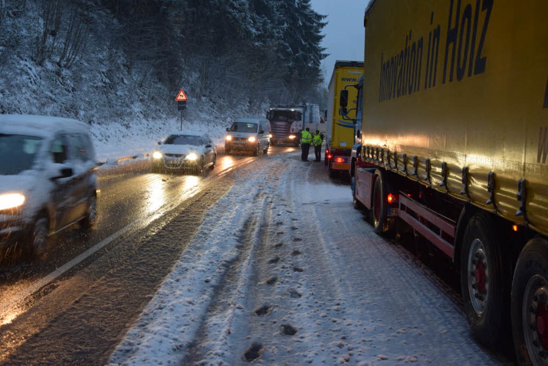 Schnee im Höllental brachte den Verkehr zum Erliegen.  | Foto: Kamera24.tv