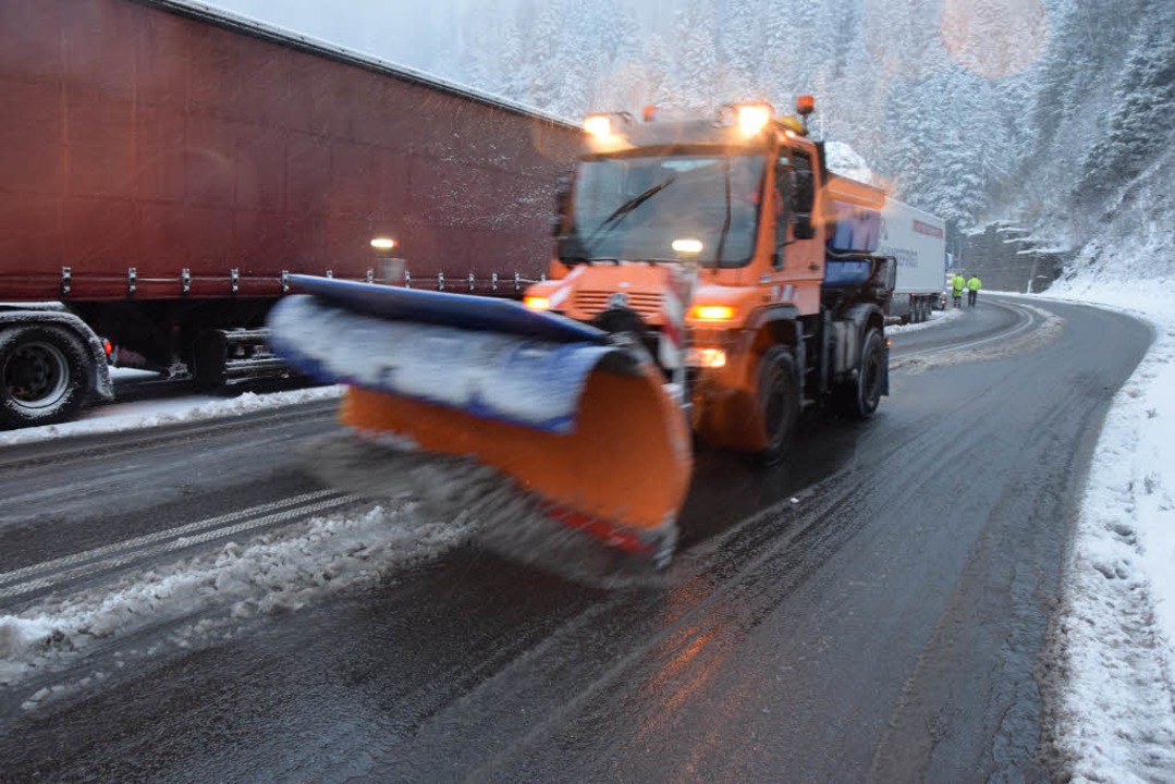 Schnee im Höllental brachte den Verkehr zum Erliegen.  | Foto: Kamera24.tv