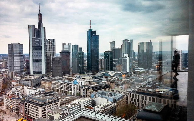 Wie viel Sein, wie viel Schein? Ein te...ochhauses vor der Skyline Frankfurts.   | Foto: dpa