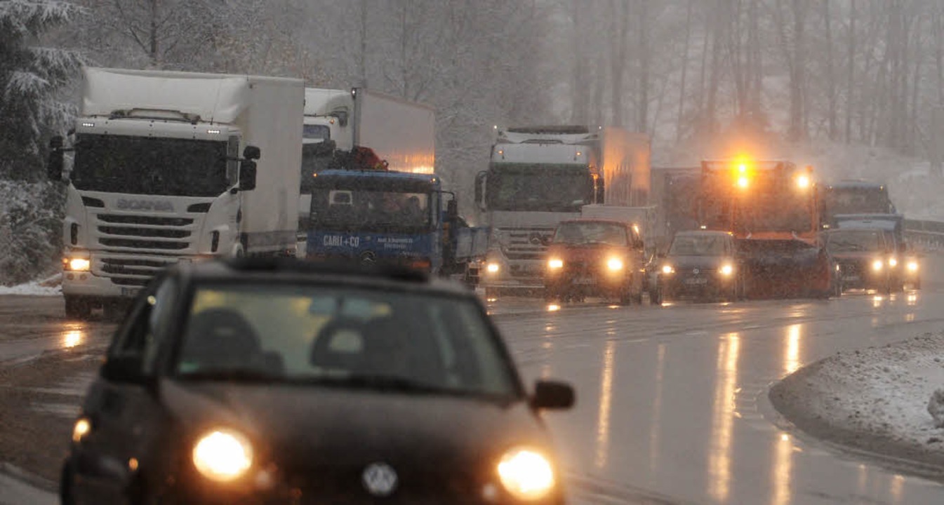 Schnee im Höllental brachte den Verkehr zum Erliegen.  | Foto: dpa