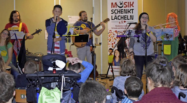 Mehr als ein Lcheln schenkten die Mus...und Schlern  der Esther-Weber-Schule.  | Foto: Privat